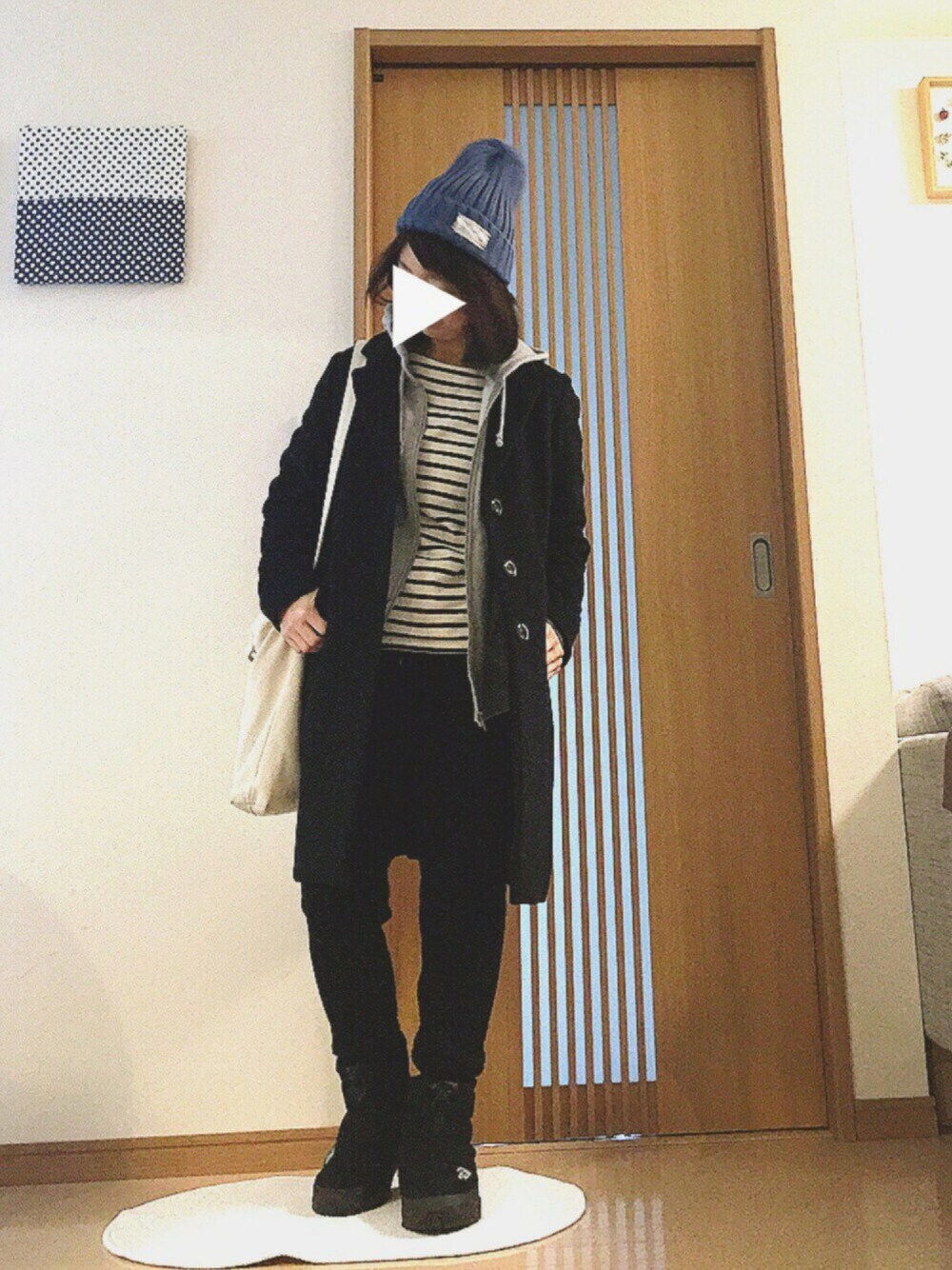 グレー系のパーカー、ホワイト系のTシャツ/カットソー、ブラック系のダウンジャケット/コートを着用したレディースの冬コーディネートの1枚目の写真