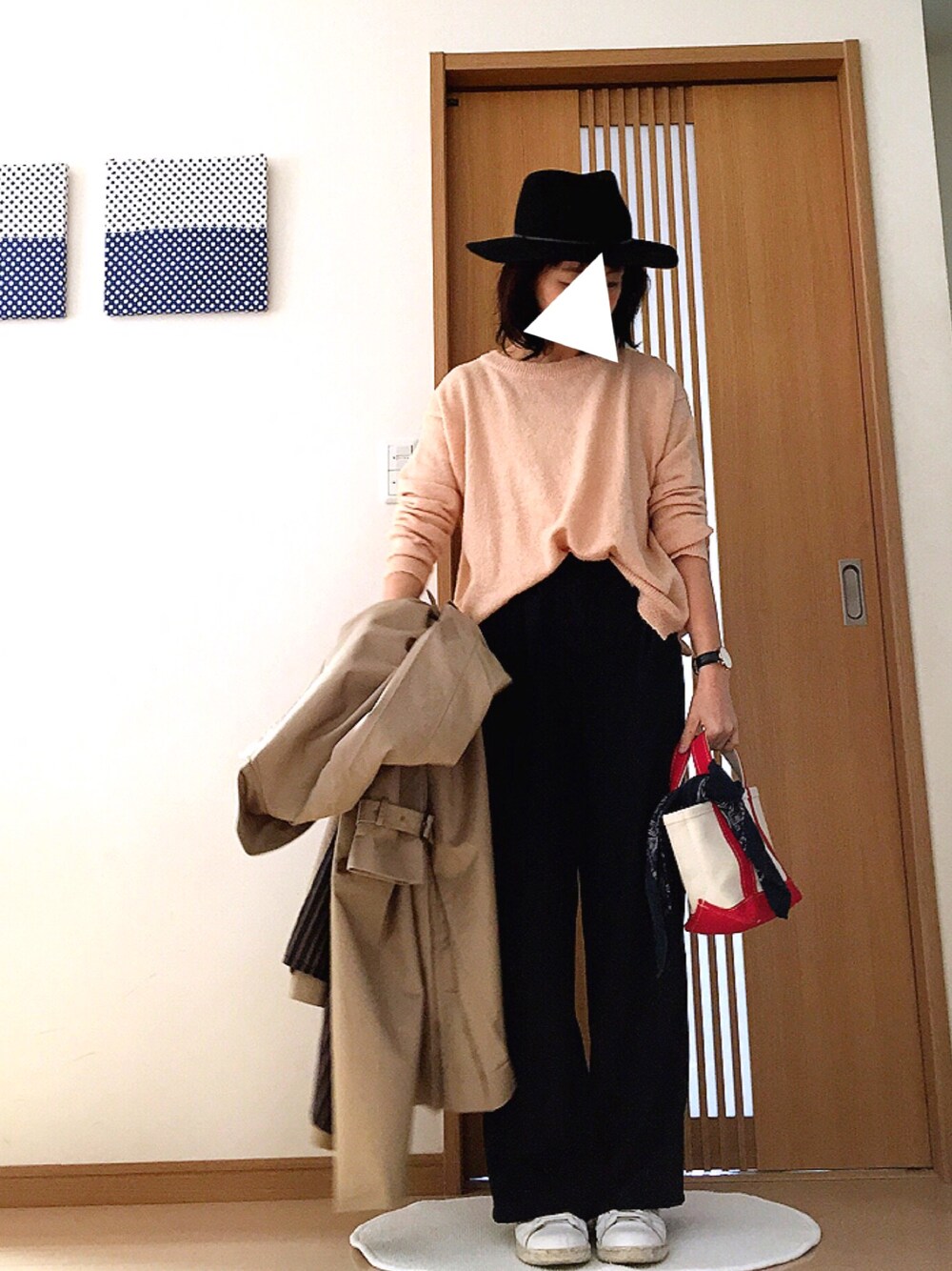 ピンク系のトップス、レッド系のパンツ、ベージュ系のジャケット/アウターを着用したレディースの冬コーディネートの1枚目の写真