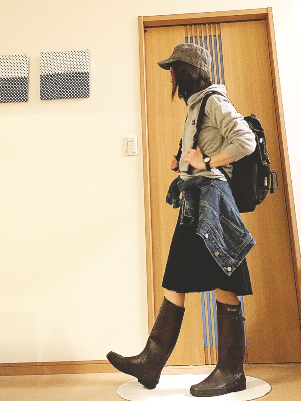 グレー系のスウェット、ブラック系のスカート、ブルー系のデニムジャケットを着用したレディースの冬コーディネートの1枚目の写真