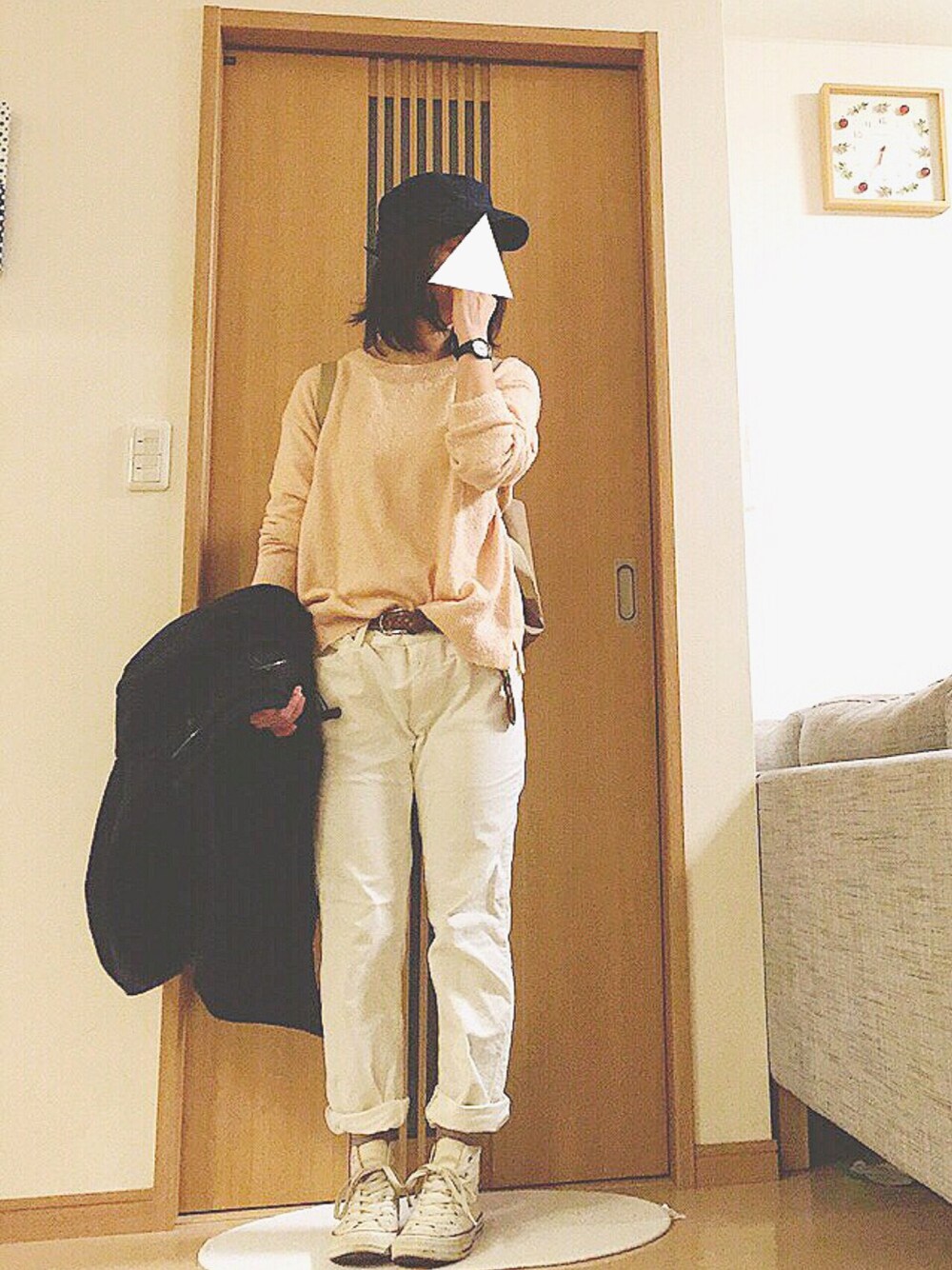 ピンク系のトップス、ホワイト系のパンツ、ブルー系のダッフルコートを着用したレディースの冬コーディネートの1枚目の写真