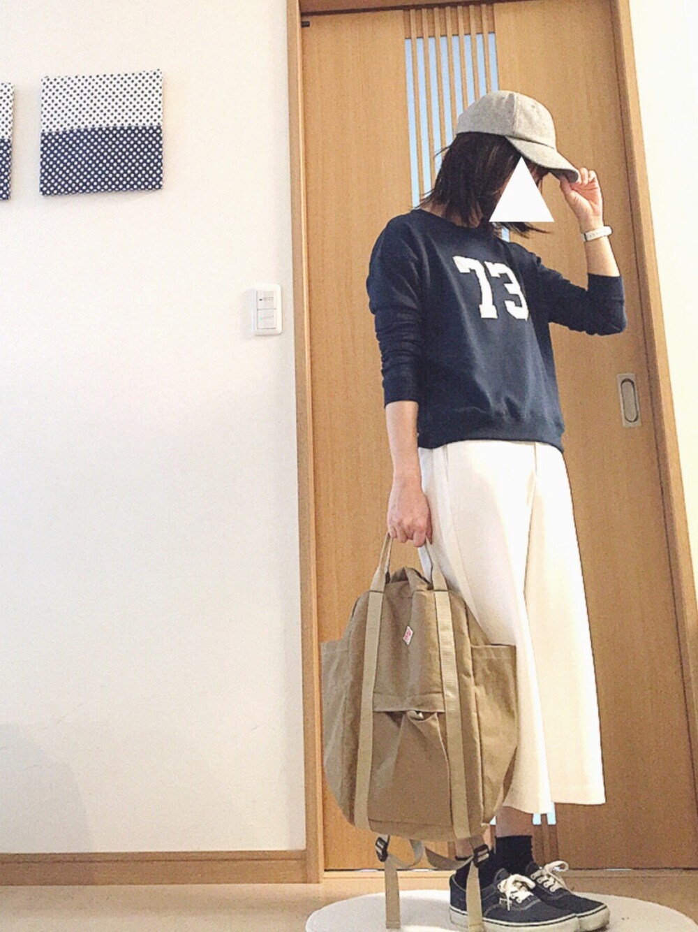 ブルー系のスウェット、ホワイト系のパンツ、ブルー系のスニーカーを着用したレディースの春コーディネートの1枚目の写真