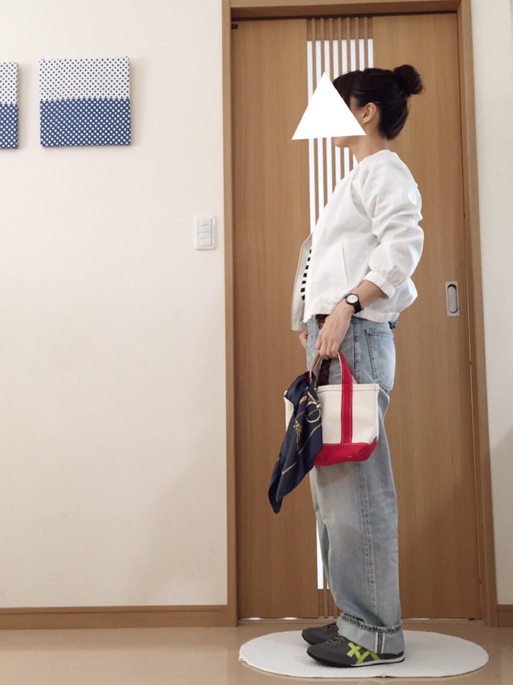 ホワイト系のTシャツ/カットソー、ホワイト系のブルゾン、ブルー系のデニムパンツを着用したレディースの春コーディネートの1枚目の写真