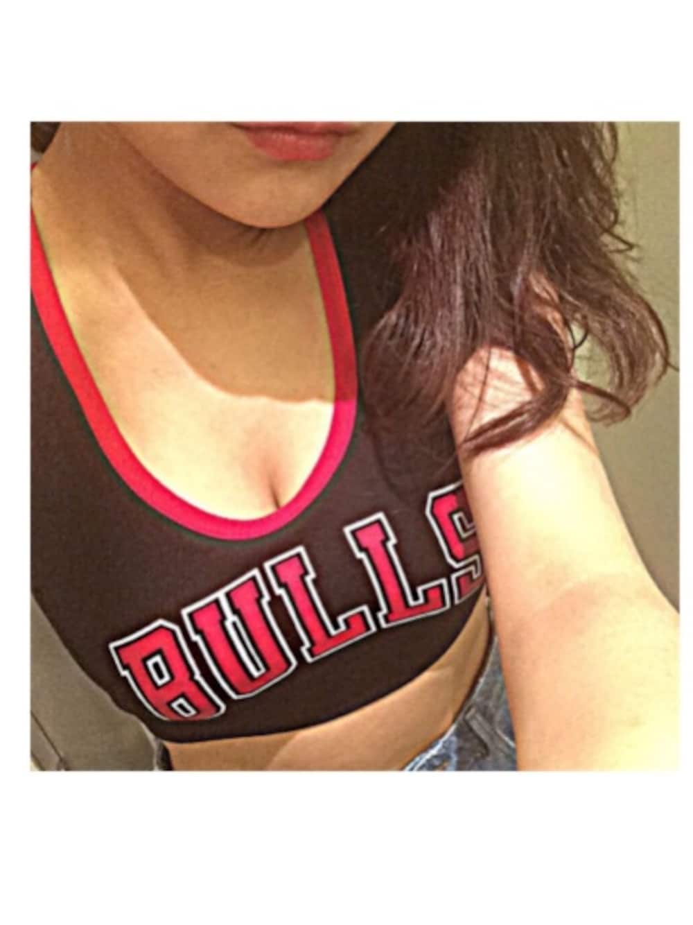 「Bulls、ストリート、FOREVER 21、CHICAGO BULLS、HIPHOP、デニム、AIR JORDAN」｜「AIR JORDANのアイテム（スニーカー、レッド系）」を使った、🐯ゆかぺこり🐯さん（レディース・150cm）の春コーディネートの1枚目の写真
