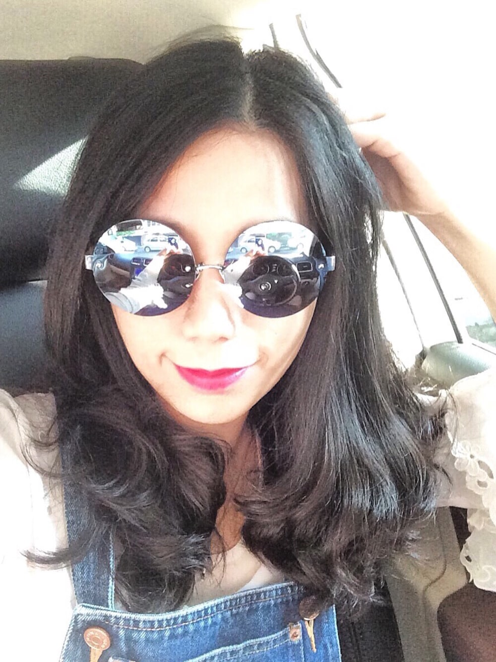 ベージュ系のシャツ/ブラウス、ブルー系のデニムスカート、シルバー系のサングラスを着用したレディースの夏コーディネートの1枚目の写真