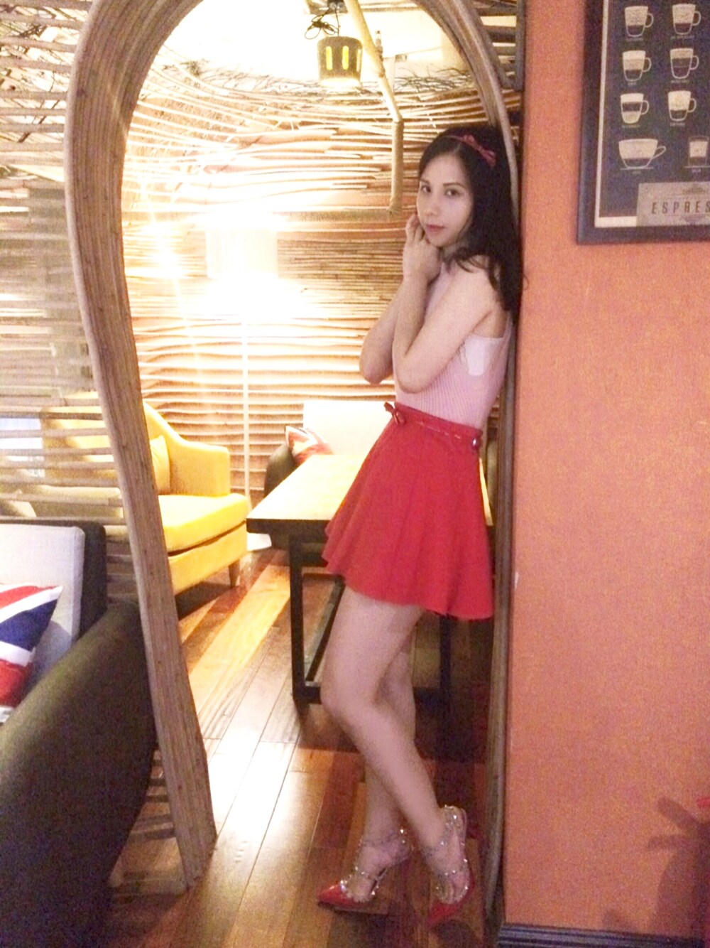 ピンク系のタンクトップ、レッド系のスカート、レッド系のパンプスを着用したレディースの夏コーディネートの1枚目の写真