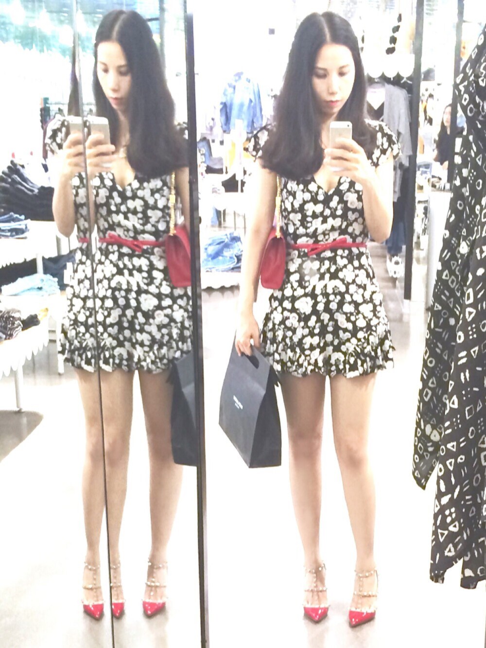 「秋コーデ、minkpink、valentino、Saint Laurent、sweet、Black&Red、スニーカー、大人カジュアル」｜「MINK PINKのアイテム（つなぎ/オールインワン、ブラック系）」を使った、Móさん（レディース・162cm）の秋コーディネートの1枚目の写真
