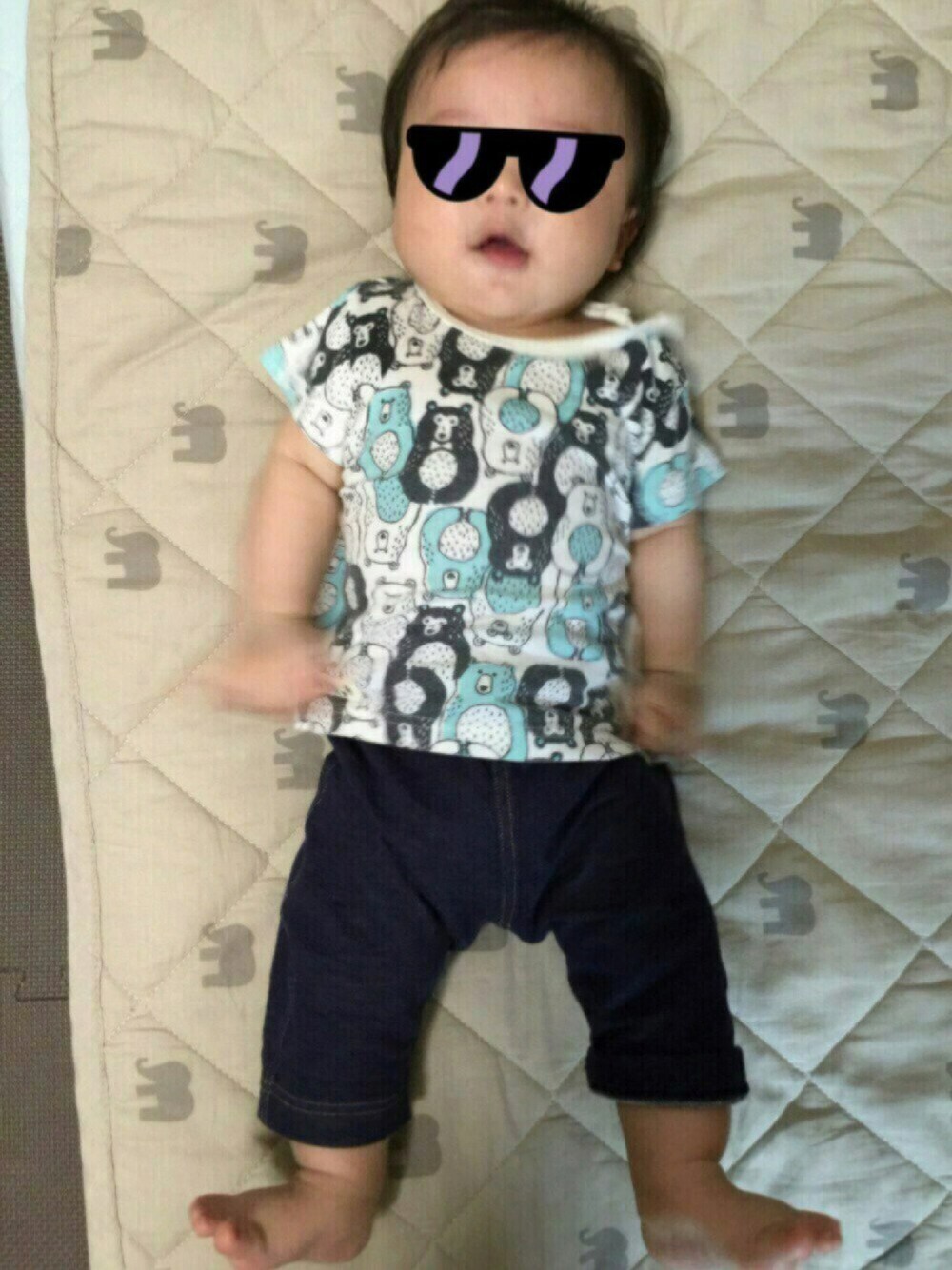 ホワイト系のTシャツ/カットソー、ブルー系のその他ベビー用品を着用したキッズの秋コーディネートの1枚目の写真