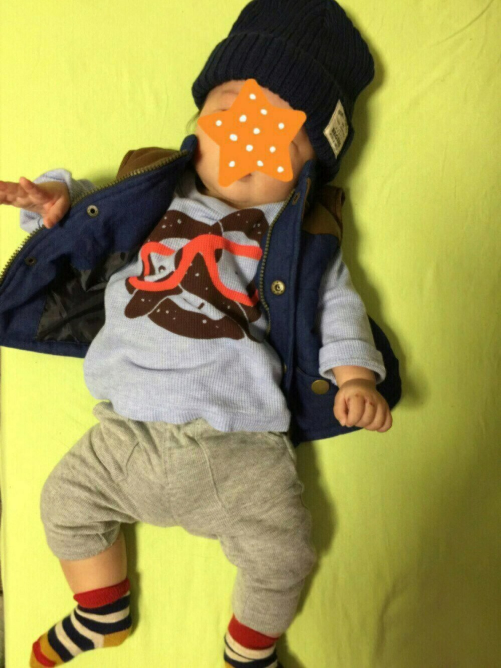 「０歳、５ヶ月、赤ちゃん、男の子、ニット帽、おとこのこ、ベビー、スウェット、ダウンベスト、babygap」｜「3coinsのアイテム（ニットキャップ/ビーニー、ブルー系）」を使った、びーぐるさん（キッズ・70cm）の秋コーディネートの1枚目の写真