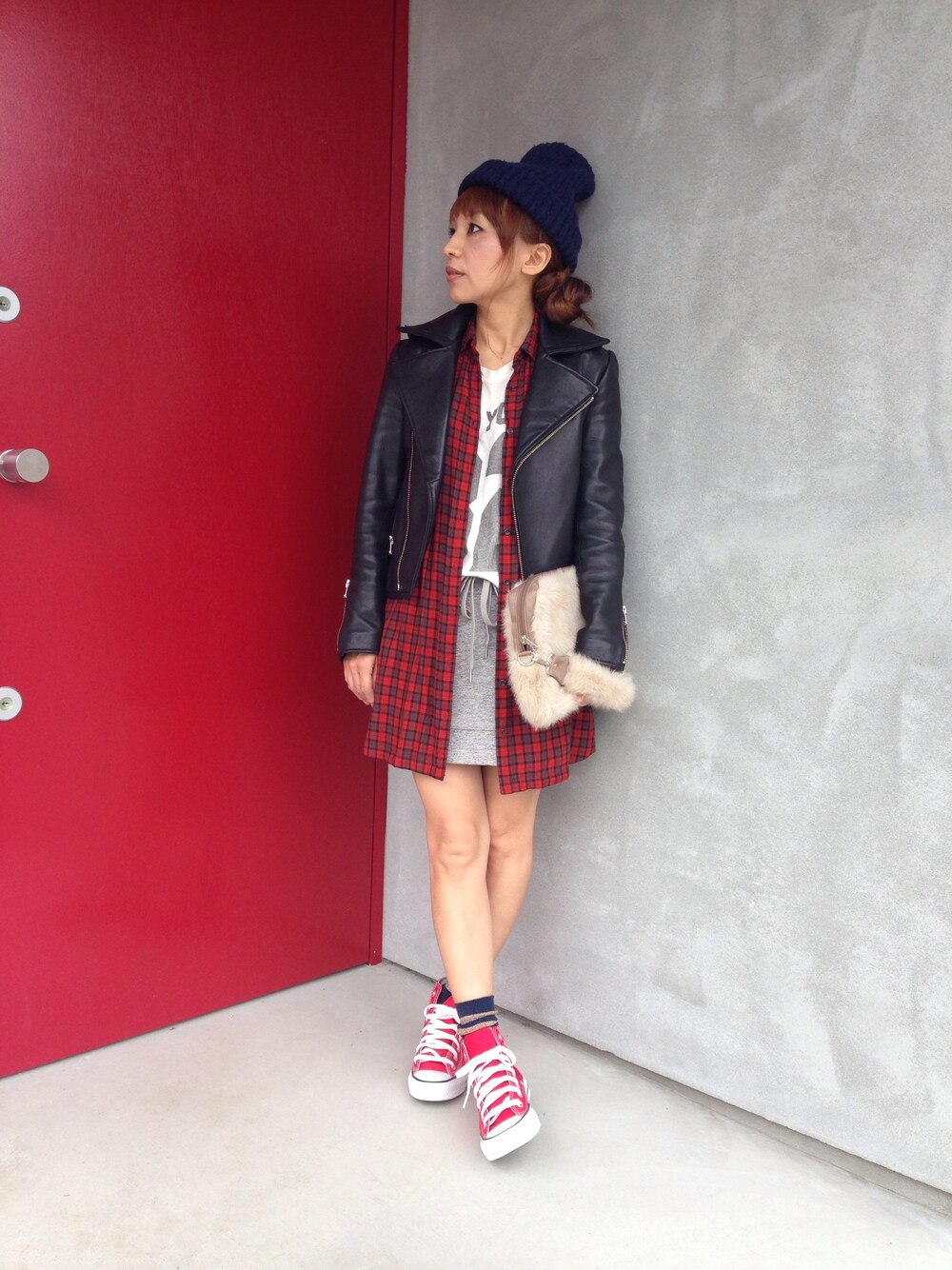 「ライダース、コンバース、スウエット、チェクシャツ、ニット帽、WEAR東海、WEARママ部、WEARパパ部」｜「ライダースジャケット（ライダースジャケット、ブラック系）」を使った、かおりりいさん（レディース・150cm）の秋コーディネートの1枚目の写真