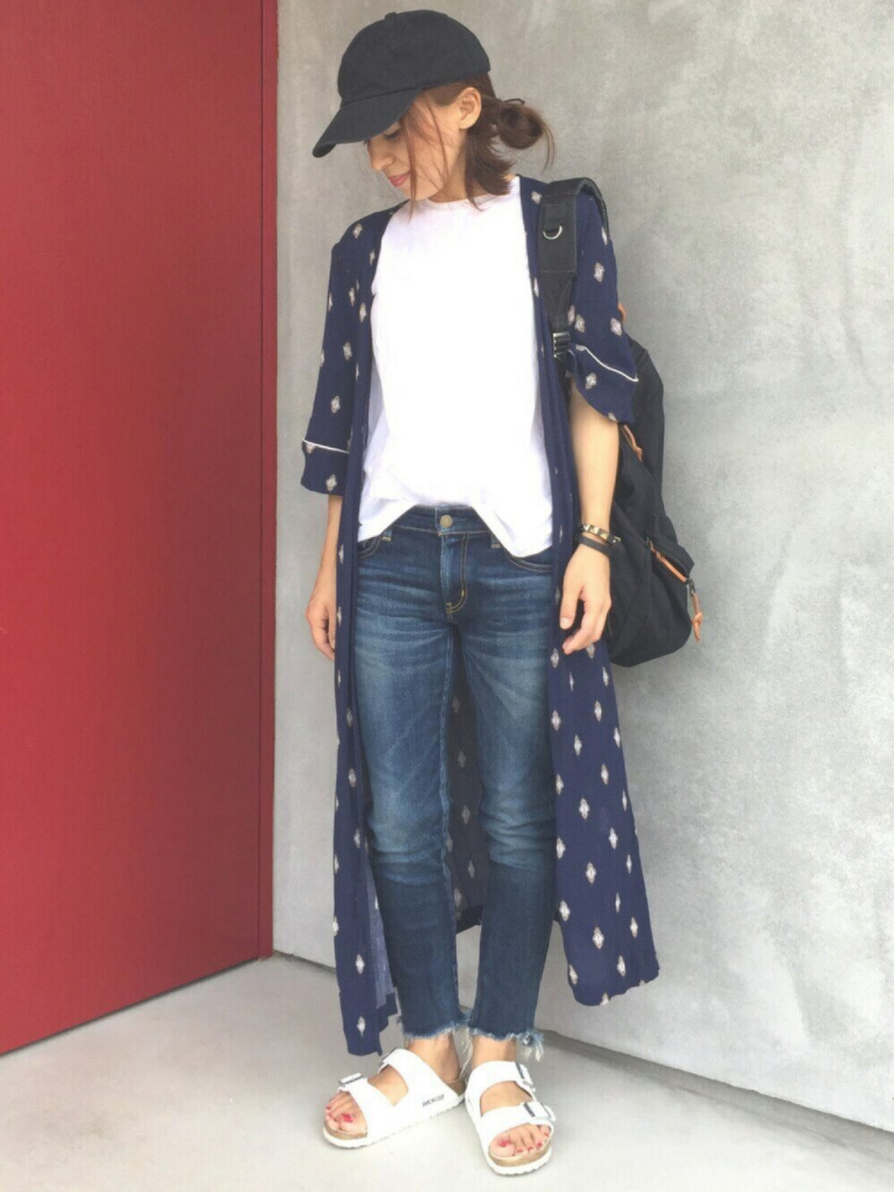 ブルー系のカーディガン/ボレロ、ブラック系のバックパック/リュック、ホワイト系のTシャツ/カットソーを着用したレディースの夏コーディネートの1枚目の写真