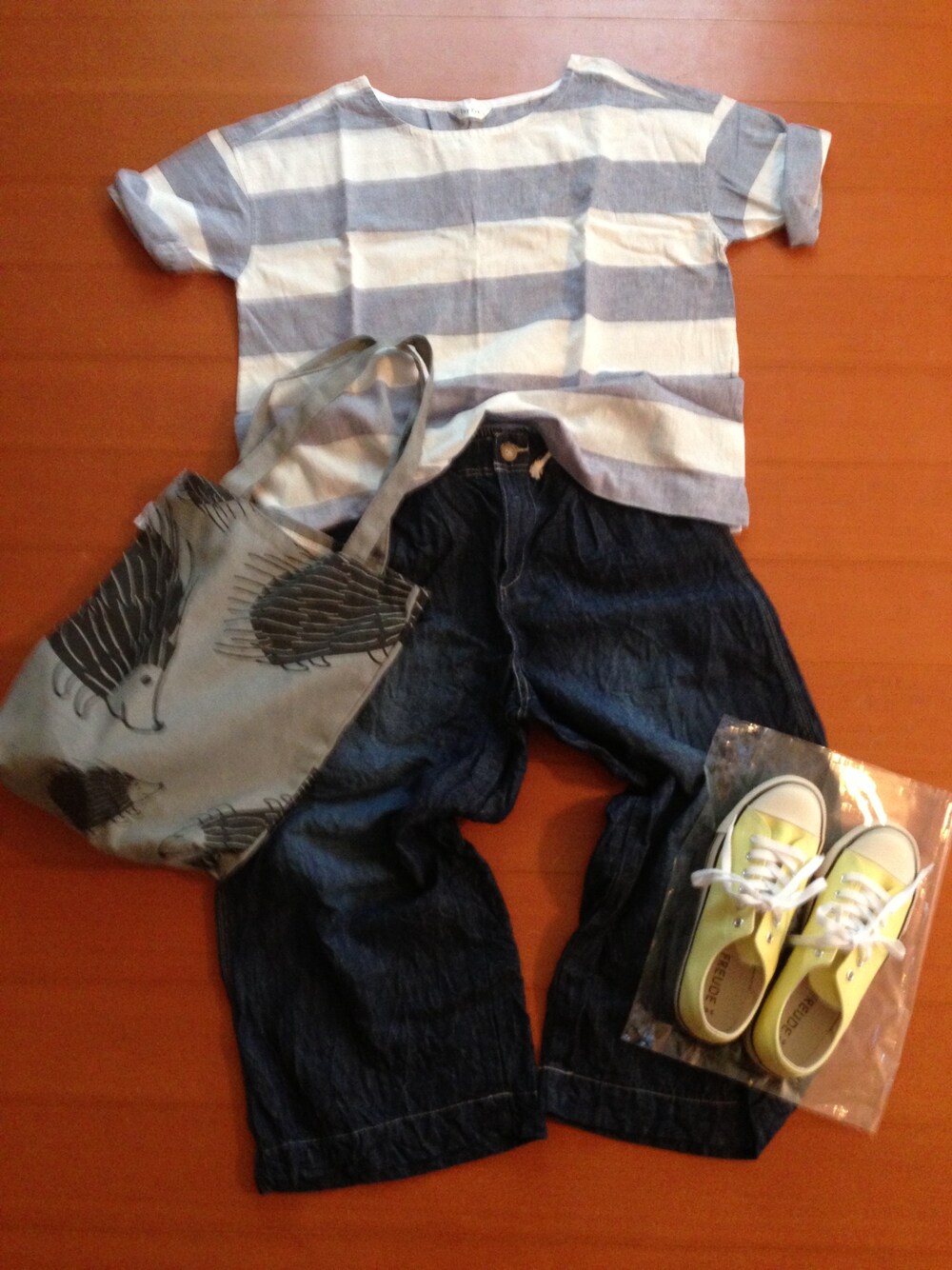 ブルー系のTシャツ/カットソー、その他のその他パンツ、グレー系のトートバッグを着用したレディースの夏コーディネートの1枚目の写真