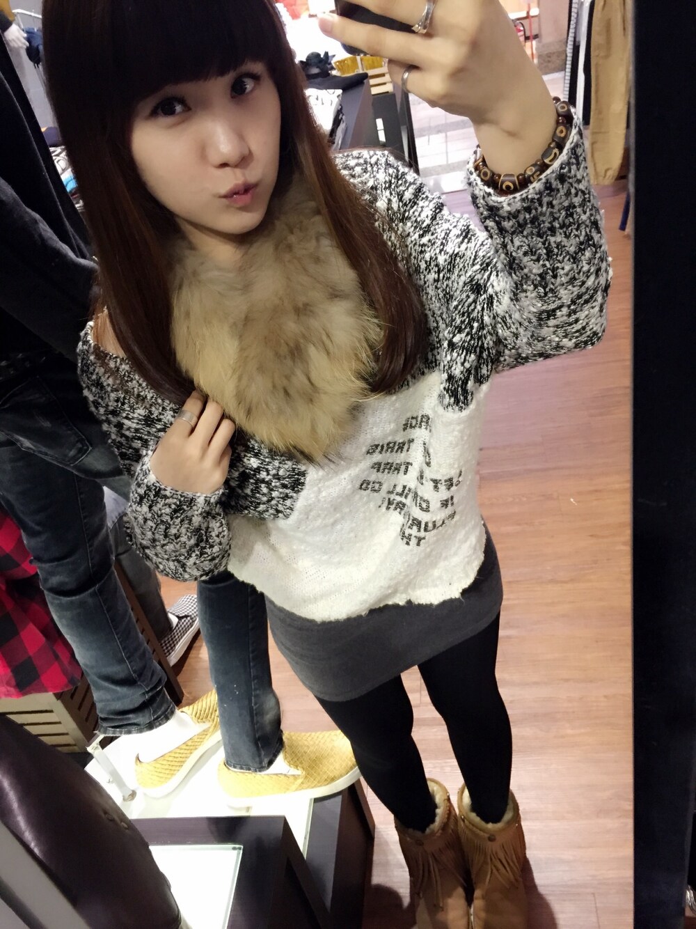 「UGGのアイテム（ブーツ、その他）」を使った、林小希さん（レディース・160cm）の冬コーディネートの1枚目の写真