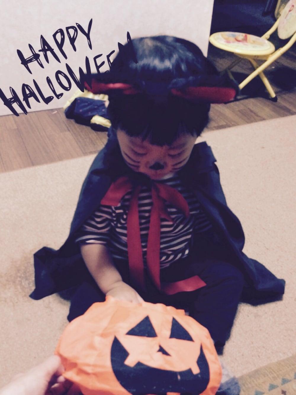 「Halloween 2014、WEAR HALLOWEEN 2014、猫ちゃん、仮装、ボーダー」｜「無印良品のアイテム（Tシャツ/カットソー、ブラック系）」を使った、ヒサココさん（キッズ・80cm）の秋コーディネートの1枚目の写真