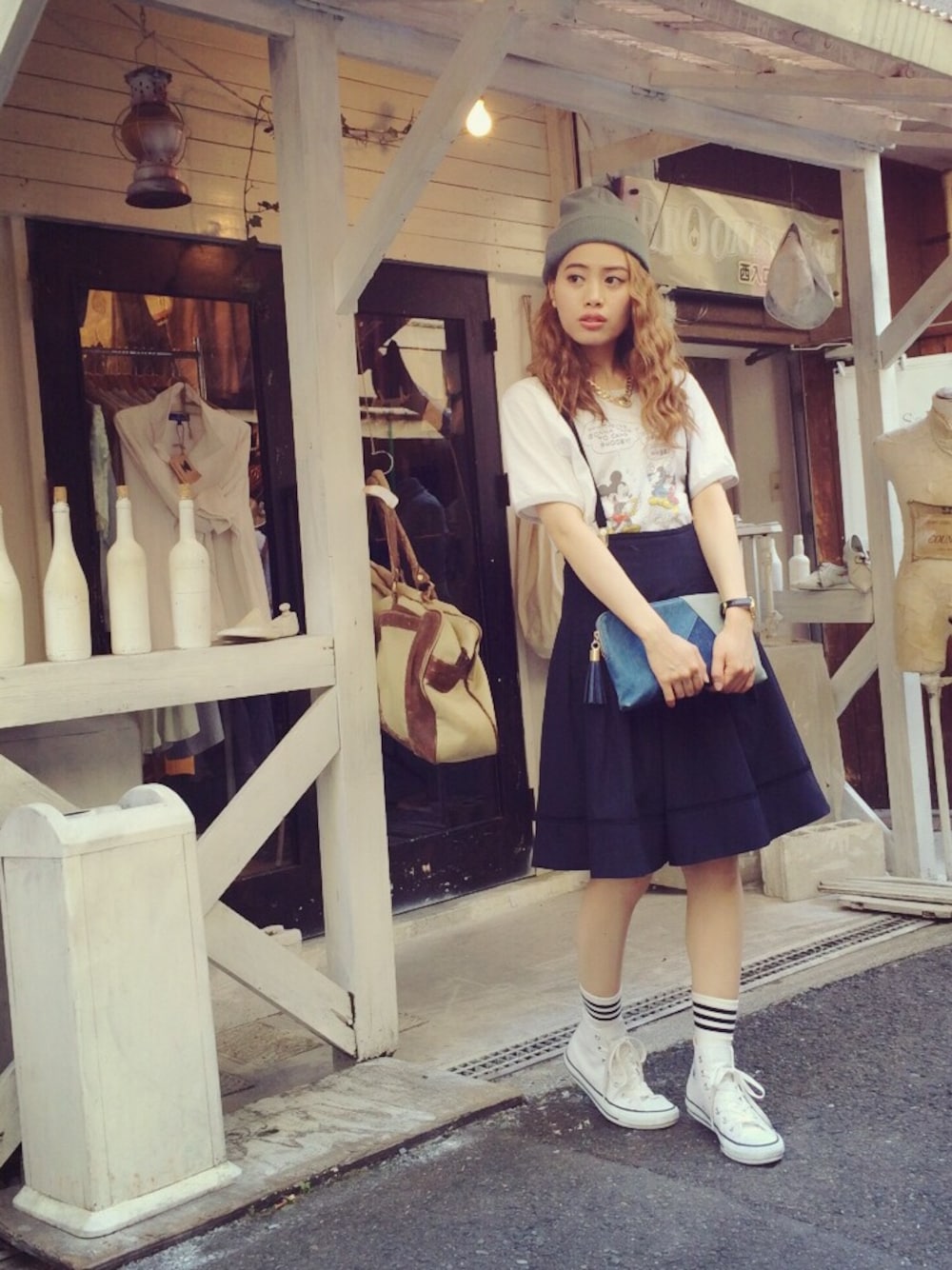 「古着、WEGO、ニット帽、UNIQLO、converse、サーキュラースカート、ラインソックス、ロングTシャツ、ワンポケT、WEARBOOKエントリー」｜「UNIQLOのミッキーTシャツ (Lサイズ)（Tシャツ/カットソー、ホワイト系）」を使った、T Λ Eさん（レディース・158cm）の春コーディネートの1枚目の写真