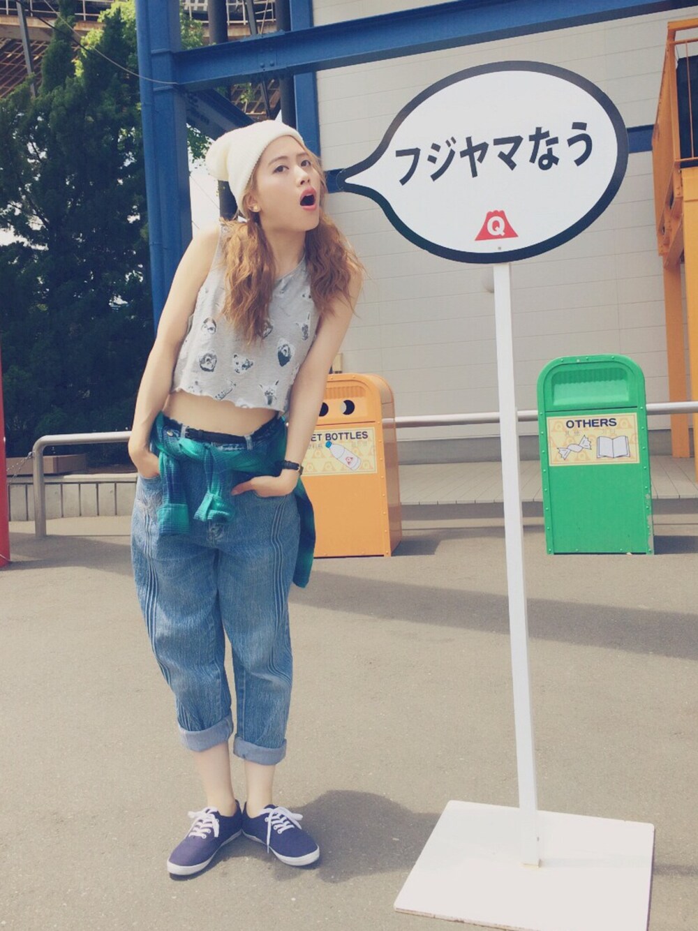 「古着、ニット帽、GU、ワイドパンツ、バンダナ、ヘソだし、ジャパンブルー、富士急ハイランド、Tシャツ×デニム、WEARBOOKエントリー」｜「GUのショートトップス（Tシャツ/カットソー、グレー系）」を使った、T Λ Eさん（レディース・158cm）の夏コーディネートの1枚目の写真