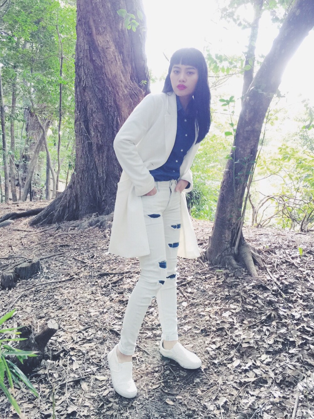 「パンツスタイル、ホワイトコーデ、デニム、春コーデ、スリッポン、入学式、ピクニック、春色、AmericanEagle、GU」｜「American Eagleのハイライズジェギング（デニムパンツ、ホワイト系）」を使った、T Λ Eさん（レディース・158cm）の春コーディネートの1枚目の写真