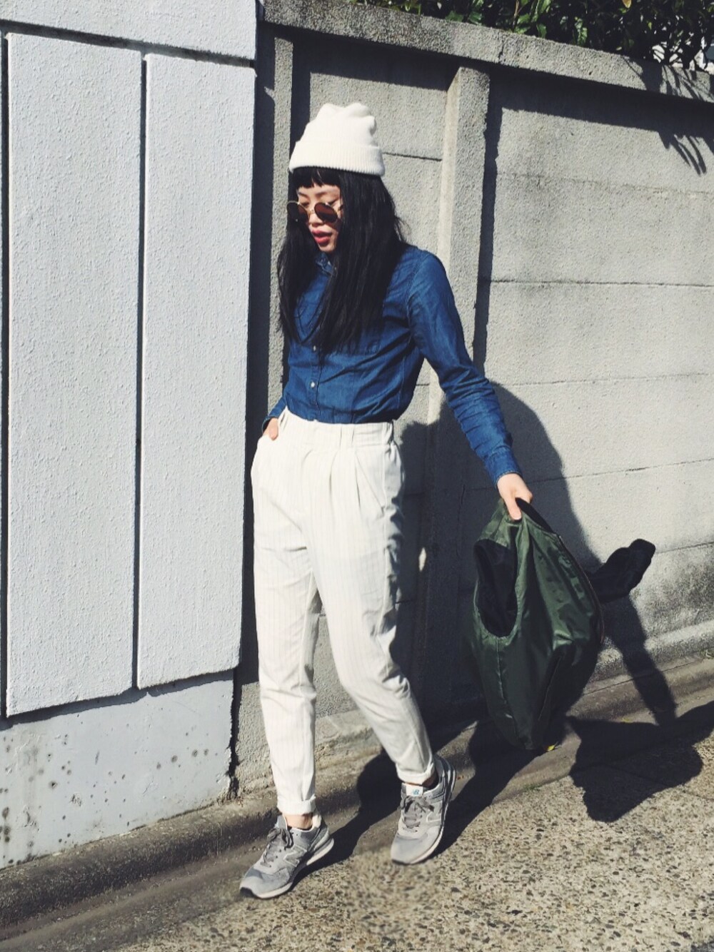 「GU、UNIQLO、SLY、New Balance、デニムシャツ、ホワイトパンツ、ホワイトニット、サングラス」｜「GUの（GU）ハイウエストテーパードストライプパンツ（パンツ、ホワイト系）」を使った、T Λ Eさん（レディース・158cm）の春コーディネートの1枚目の写真