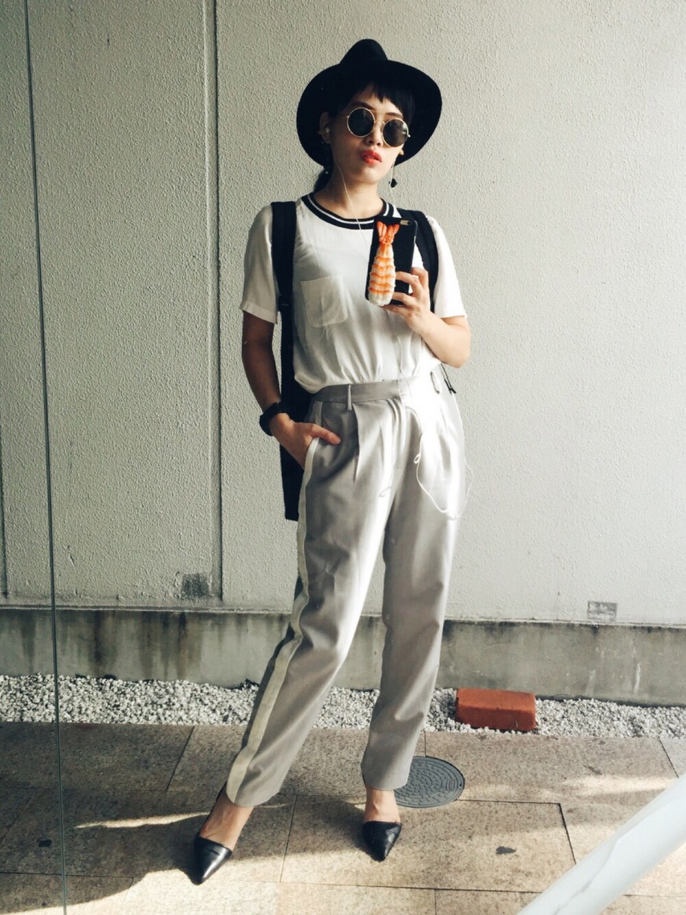 「ootd、KBF、EMODA、リュック、サングラス、ハット、スシーン、iPhoneケース、お寿司、食べれないお寿司」｜「KBFのKBF+　サイドラインパンツ（パンツ、グレー系）」を使った、T Λ Eさん（レディース・158cm）の夏コーディネートの1枚目の写真