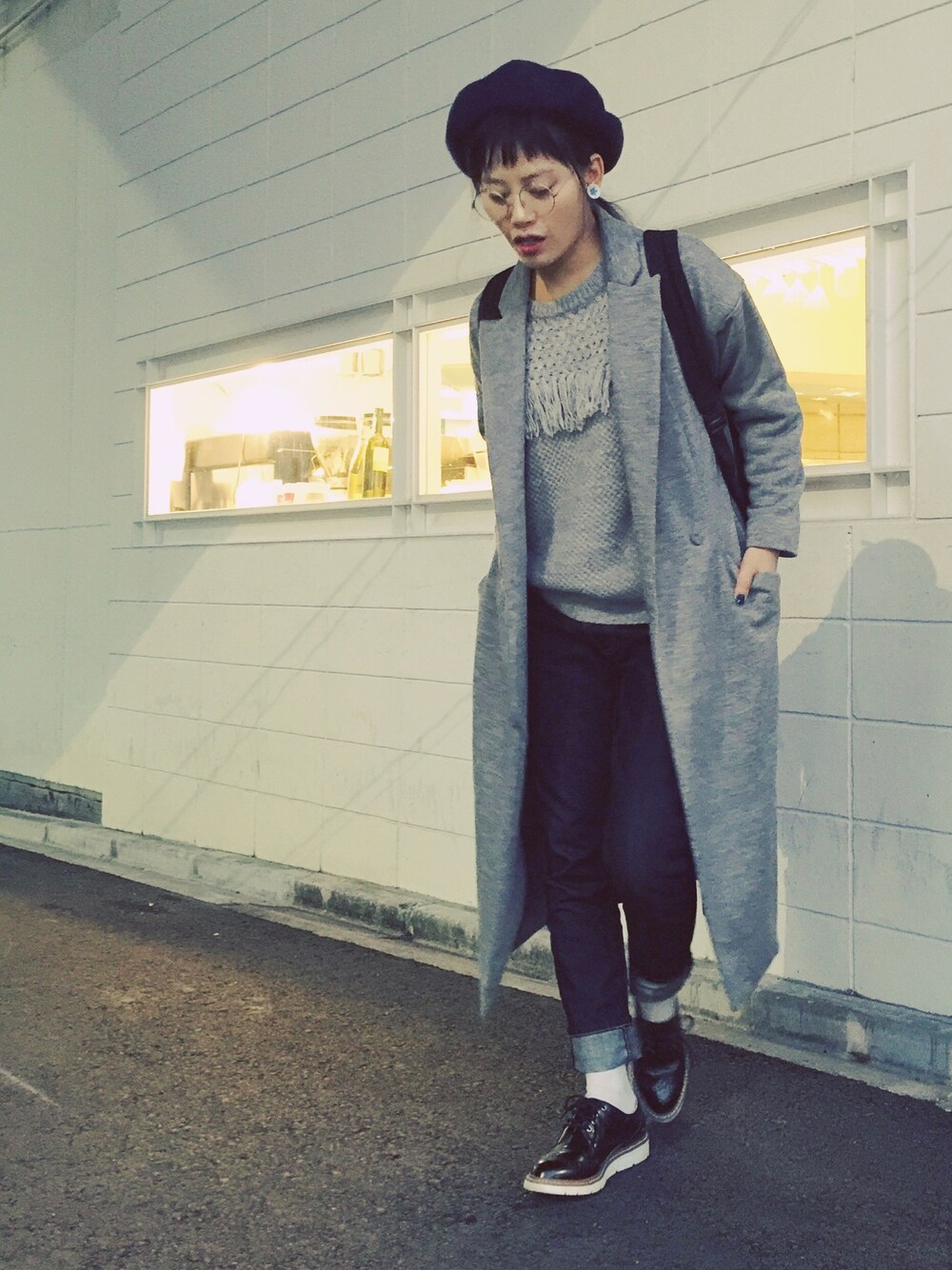 「GU、EMODA、JEANASiS、Another Edition、autumn、ロングコート、グレーのニット、めがね、ベレー帽、白ソックス」｜「GUの（GU）ロングチェスターコート（ジャケット/アウター、グレー系）」を使った、T Λ Eさん（レディース・158cm）の秋コーディネートの1枚目の写真