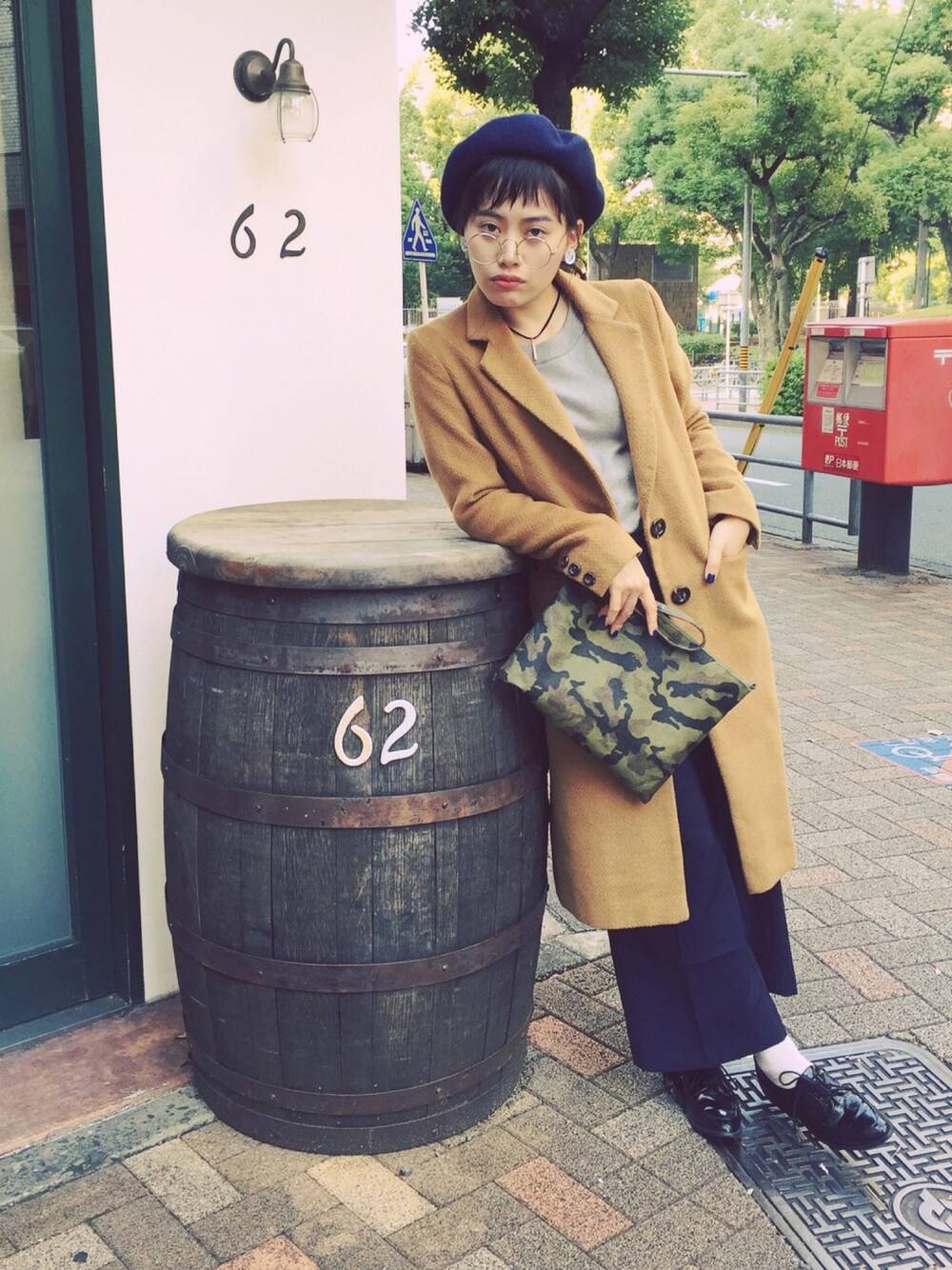 「GU、HELK、ラフスタイル、キャメルアウター、パンツ、白ソックス、ベレー帽、めがね、秋コーデ、autumn」｜「JEANASISの◆WEB限定◆マニッシュシューズ/561300 （ドレスシューズ、ブラック系）」を使った、T Λ Eさん（レディース・158cm）の秋コーディネートの1枚目の写真