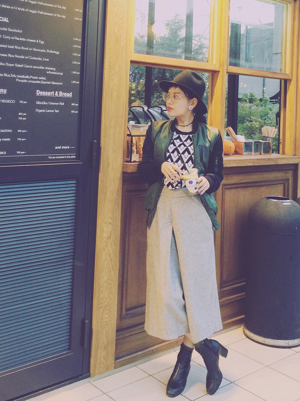 「MA-1、フェルトハット、めがね、ガウチョパンツ、グリーンスムージー、代官山、ラフスタイル、秋コーデ、autumn、haushca」｜「HOLIDAYのholiday×CA4LA HAT ホリデイ×カシラ ハット（ハット、ブラック系）」を使った、T Λ Eさん（レディース・158cm）の秋コーディネートの1枚目の写真