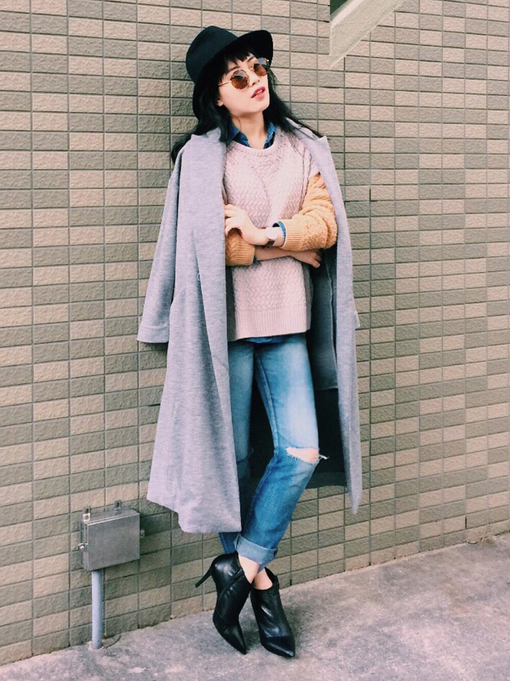 「デニムパンツ、ニット、ブーティ、サングラス、デニム、ハット、GU、Ungrid、UNIQLO、大人カジュアル」｜「Ungridの【Casual】ｸﾗｯｼｭﾌﾞﾘｰﾁｽﾄﾚｰﾄﾃﾞﾆﾑ（デニムパンツ、ブルー系）」を使った、T Λ Eさん（レディース・158cm）の冬コーディネートの1枚目の写真