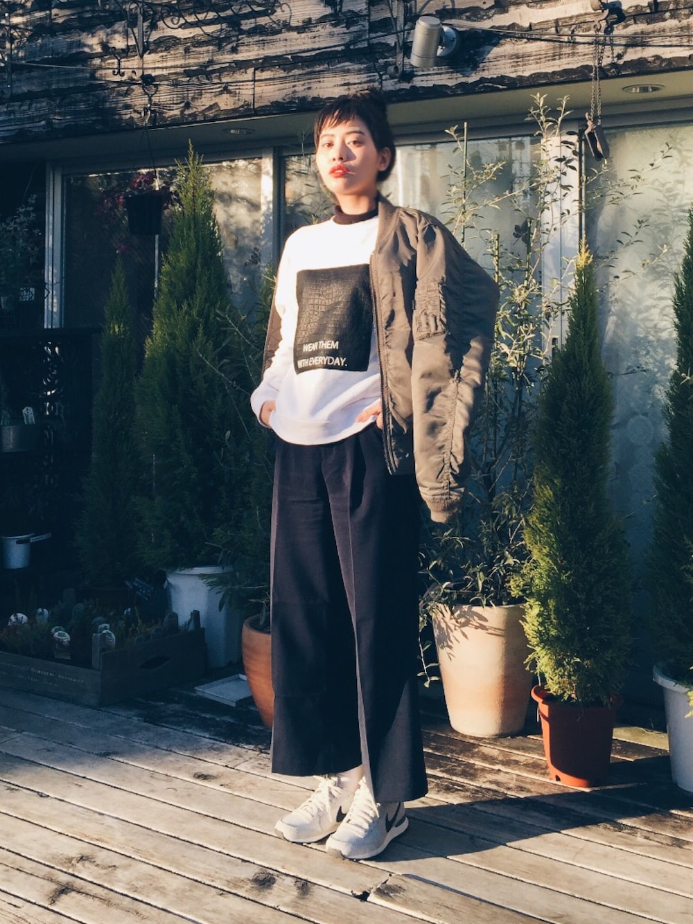 「スウェット、おだんごヘアー、EMODA、GU、NIKE、JEANASiS、MA-1、スニーカー、タートルネック、ラフスタイル」｜「EMODAのPATCH LOGOトレーナー（スウェット、ホワイト系）」を使った、T Λ Eさん（レディース・158cm）の冬コーディネートの1枚目の写真