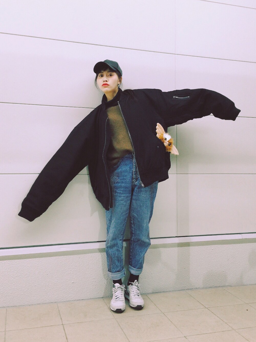「MA-1、デニム、ニット、キャップ、スニーカー、NIKE、グレムリン、iPhoneケース、ラクチンコーデ、winter」｜「WHITELANDのLHP/エルエイチピー/WhiteLandBlackBurn/ホワイトランドブラックバーン/Melton Big MA-1（MA-1、ブラック系）」を使った、T Λ Eさん（レディース・158cm）の冬コーディネートの1枚目の写真