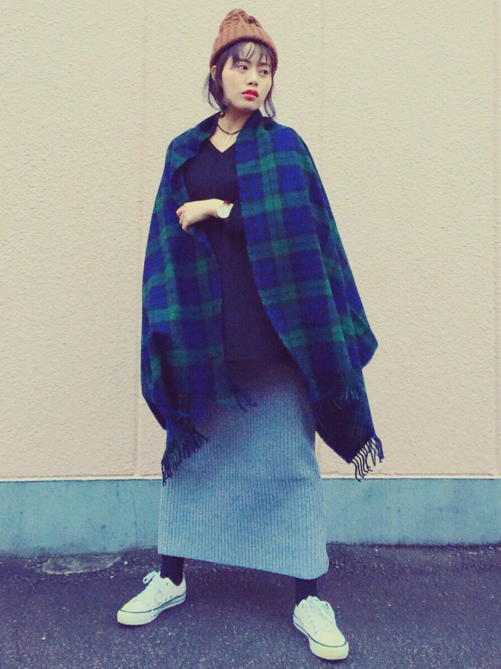 「冬コーデ、ゆるコーデ、ootd、KBF、GU、スニーカー、ニット、ロングスカート、ニット帽、マフラー」｜「KBFのKBF チェックストール（ストール/ショール、ブルー系）」を使った、T Λ Eさん（レディース・158cm）の冬コーディネートの1枚目の写真