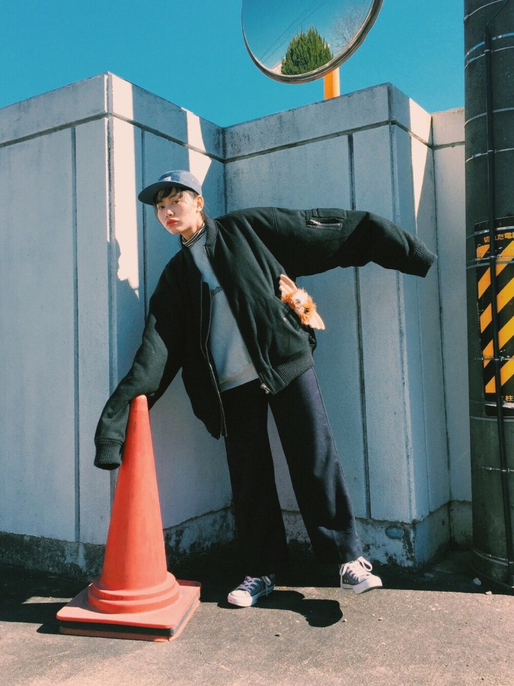 ブラック系のMA-1、ブルー系のパンツ、グレー系のスニーカーを着用したレディースの冬コーディネートの1枚目の写真