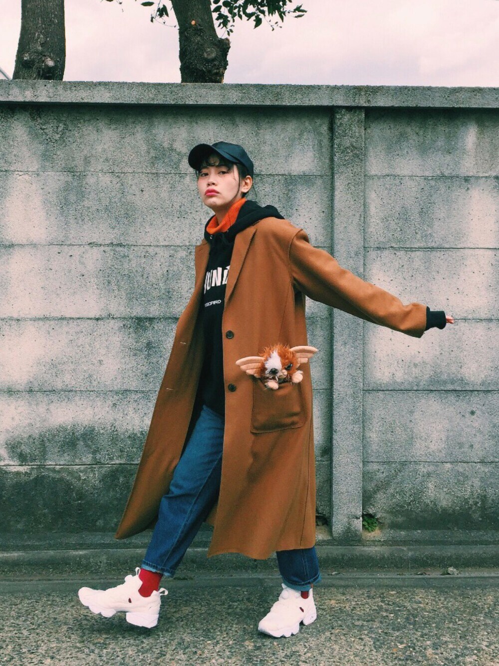 「カジュアルコーデ、デニム、スニーカー、ロングコート、キャップ、ハイウエストマムジーンズ、カラーソックス、パーカー、GU、reebok」｜「TODAYFULのウールロングコート（チェスターコート、イエロー系）」を使った、T Λ Eさん（レディース・158cm）の冬コーディネートの1枚目の写真