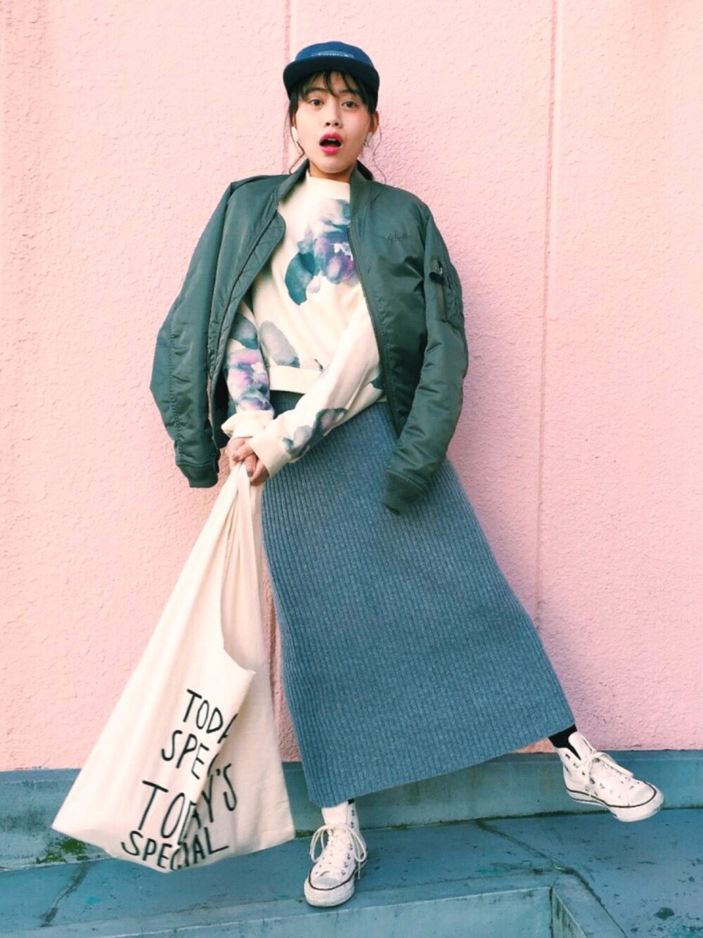 「オトナカジュアル、ゆるコーデ、キャップ、スニーカー、トートバッグ、MA-1、花柄、converse、Today's special、JEANASiS」｜「JEANASISのJEANASIS別注Schott-MA1（MA-1、グリーン系）」を使った、T Λ Eさん（レディース・158cm）の冬コーディネートの1枚目の写真