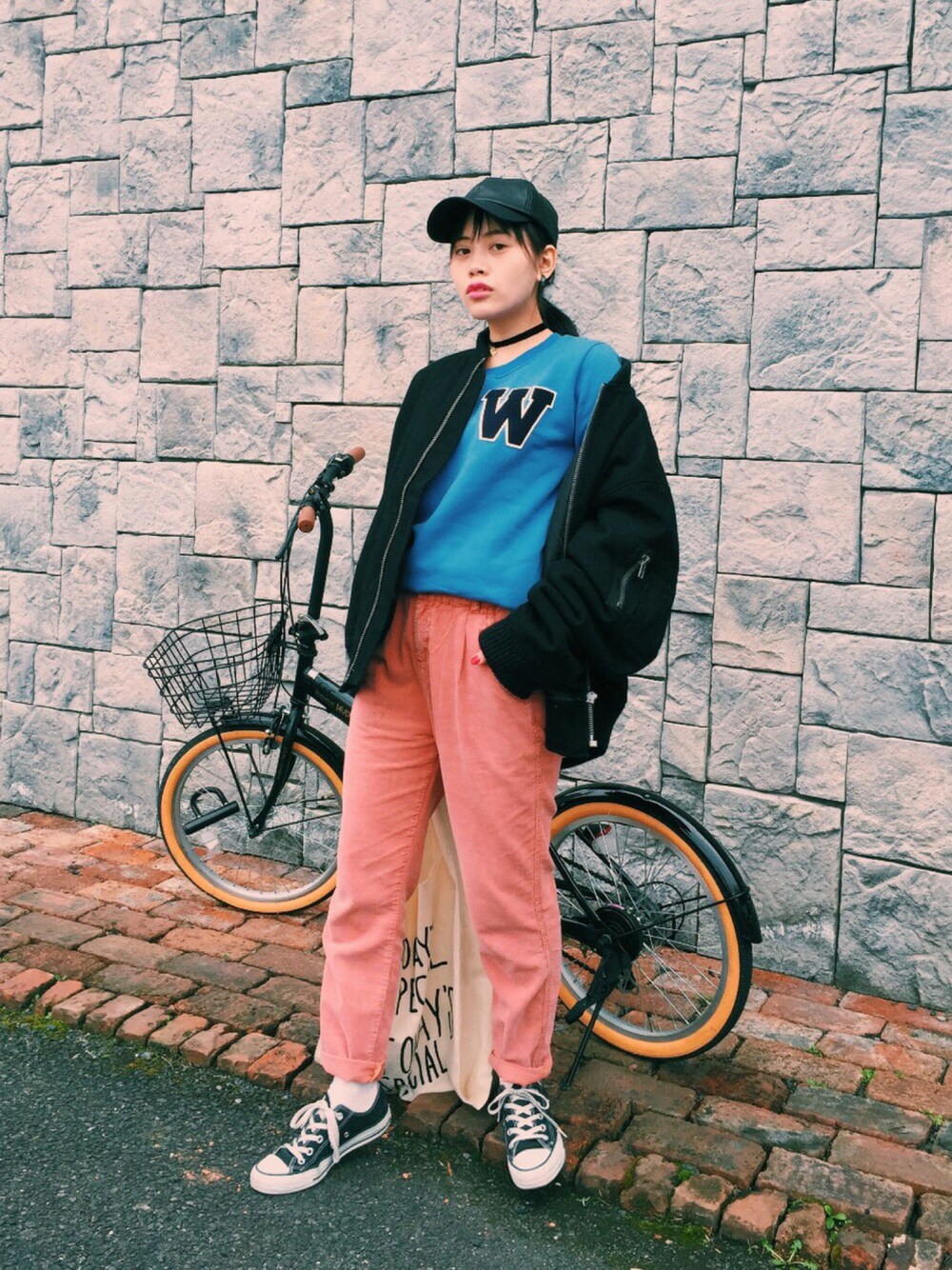 ピンク系のその他パンツ、ブラック系のMA-1、ホワイト系のエコバッグ/サブバッグを着用したレディースの春コーディネートの1枚目の写真