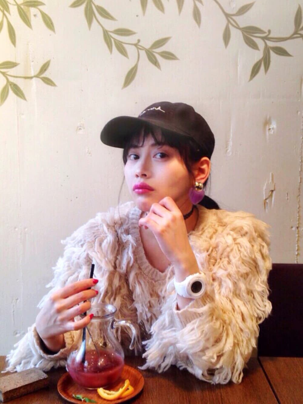 ホワイト系のニット/セーター、ホワイト系のアナログ腕時計、パープル系のピアス（両耳用）を着用したレディースの春コーディネートの1枚目の写真