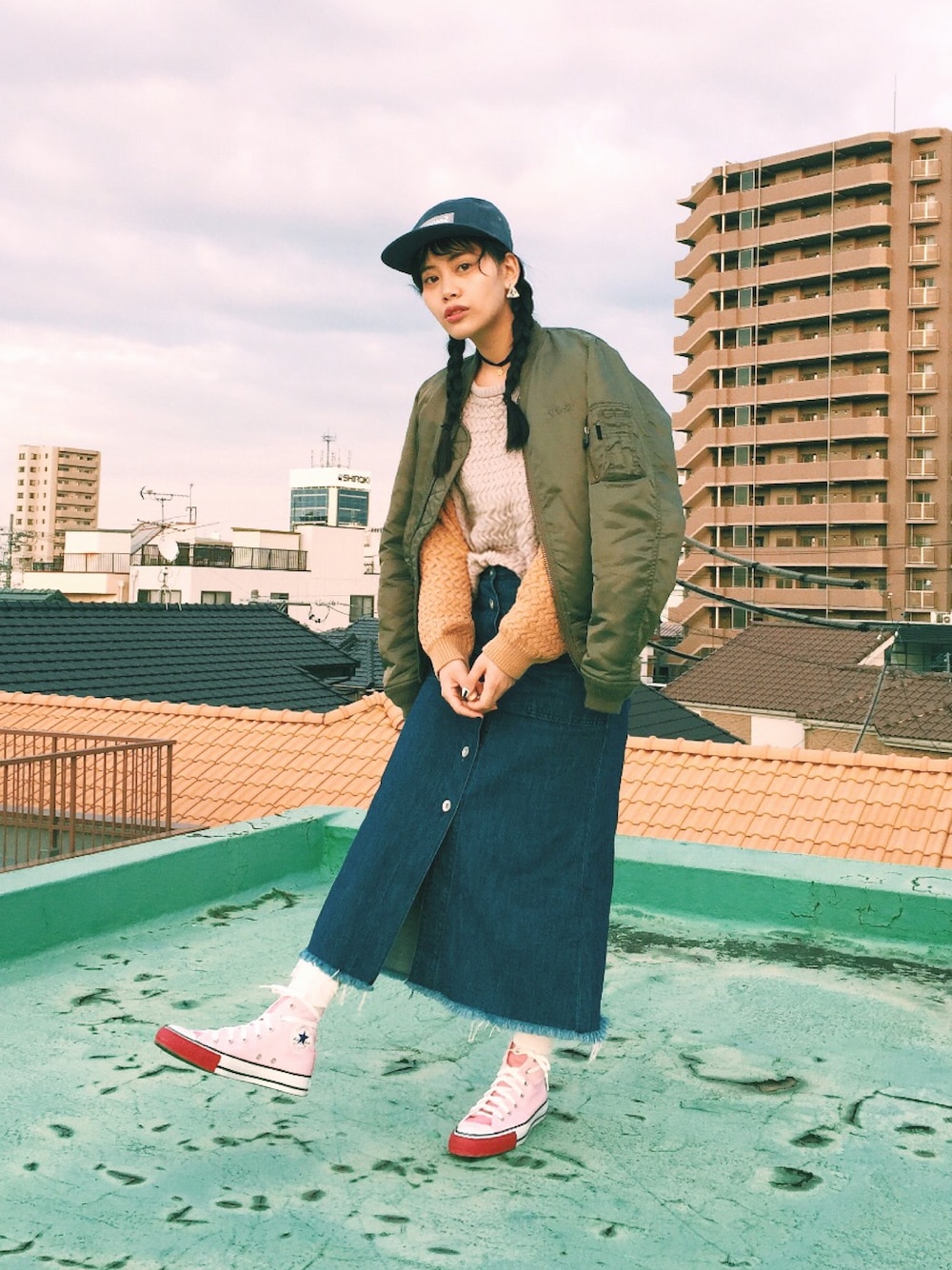 「春コーデ、カジュアルコーデ、スニーカー、オトナカジュアル、デニムスカート、キャップ、ピンク、converse、JEANASiS、MA-1」｜「haco!の●ロジーズ　バスケット編みゆったりニット（ニット/セーター、グレー系）」を使った、T Λ Eさん（レディース・158cm）の春コーディネートの1枚目の写真
