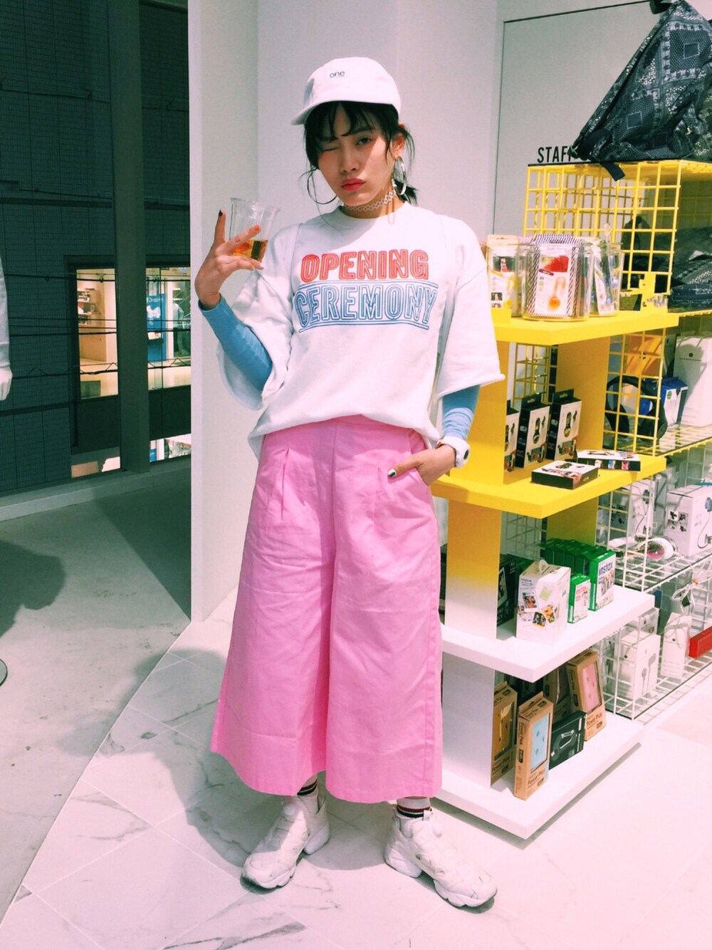 「ootd、スウェット、ガウチョパンツ、キャップ、ピンク、スニーカー、reebok、KaneZ、OPENING CEREMONY、パステルカラー」｜「OPENING CEREMONYのアイテム（トップス、ホワイト系）」を使った、T Λ Eさん（レディース・158cm）の春コーディネートの1枚目の写真