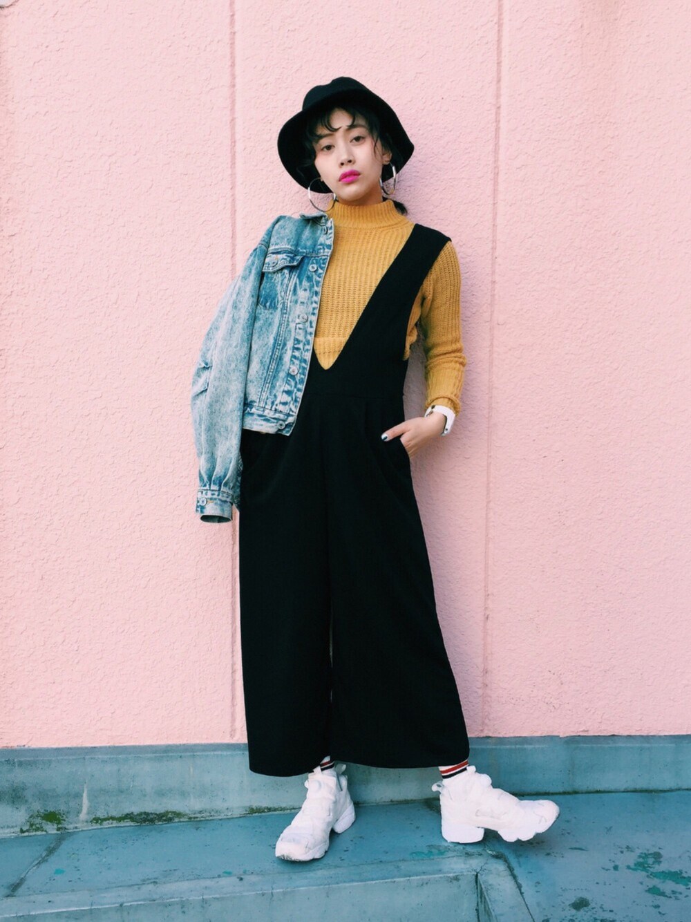 「reebok、GU、シンプル、はるコーデ、バケットハット、サロペット、スニーカー、ラインソックス、デニムジャケット、春」｜「GUのサロペット（サロペット/オーバーオール、ブラック系）」を使った、T Λ Eさん（レディース・158cm）の春コーディネートの1枚目の写真