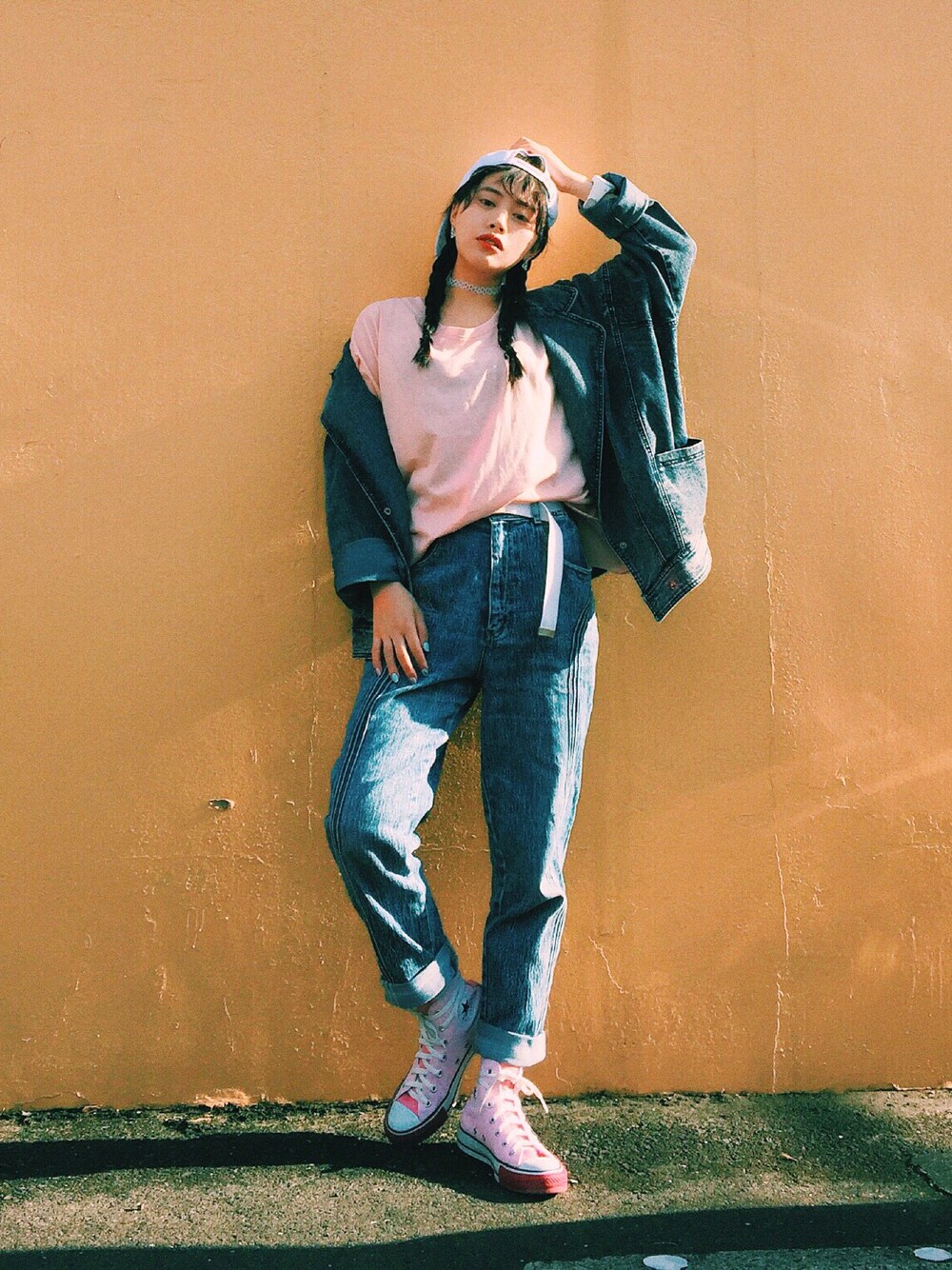 「カジュアルコーデ、春、ラフ、プチプラ、デニム、ピンク、スニーカー、キャップ、kormarch、converse」｜「KORMARCHのタックプルオーバー  http://www.rakuten.ne.jp/gold/kormarch/（Tシャツ/カットソー、ピンク系）」を使った、T Λ Eさん（レディース・158cm）の春コーディネートの1枚目の写真
