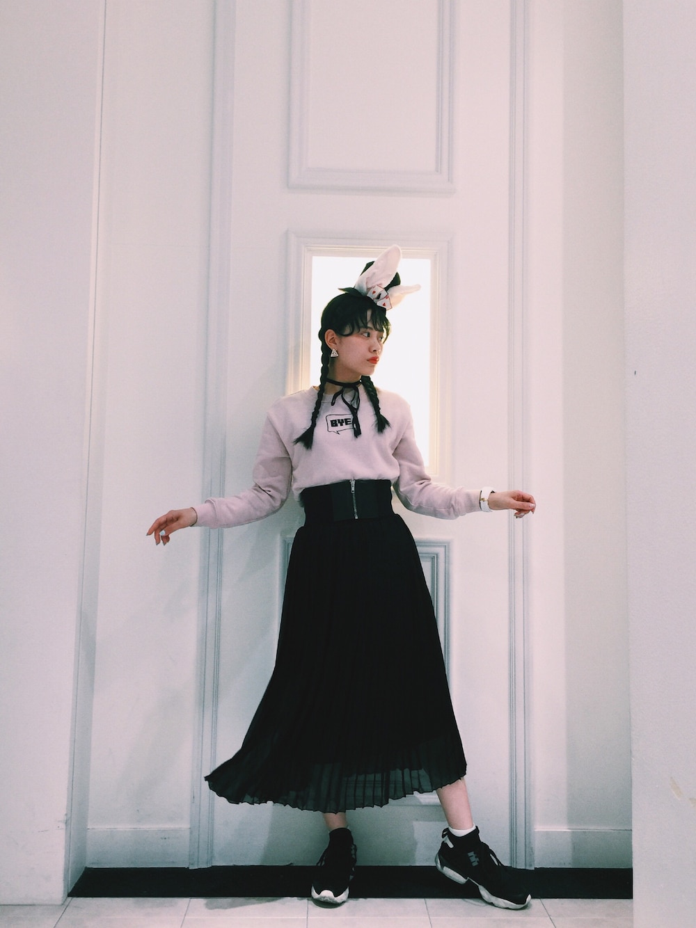 「AMERI、FOREVER 21、プリーツスカート、うさぎ、アリス、ピンク、黒、スニーカー、スカート、パーティースタイル」｜「FOREVER 21のFOREVER 21 Bye Cropped Sweatshirt（スウェット、ピンク系）」を使った、T Λ Eさん（レディース・158cm）の春コーディネートの1枚目の写真