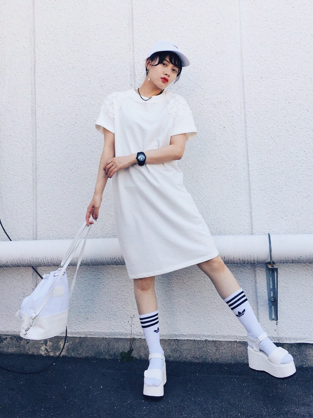 「夏コーデ、シンプル、ラフ、白、ワンピース、厚底サンダル、スポーツミックス、JEANASiS、adidas、zozoフリマ」｜「JEANASISのショルダーレースワンピースSS/561119（ワンピース、ホワイト系）」を使った、T Λ Eさん（レディース・158cm）の春コーディネートの1枚目の写真