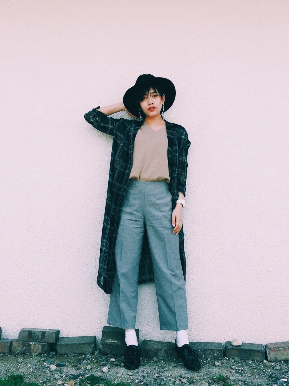 「ラクチンコーデ、夏、大人カジュアル、カジュアル、チェック、ハット、マニッシュシューズ、kormarch、JEANASiS、KBF」｜「JEANASISのミラノリブVプルオーバーSS/721571 （ニット/セーター、ベージュ系）」を使った、T Λ Eさん（レディース・158cm）の春コーディネートの1枚目の写真