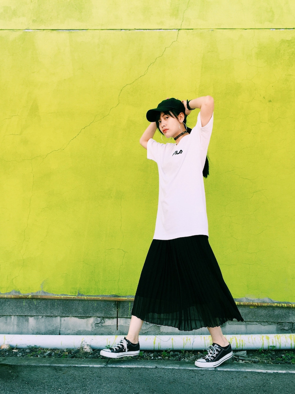 「ラクチンコーデ、夏コーデ、summer、Tシャツ、カジュアル、キャップ、FILA、EMODA、kormarch、converse」｜「EMODAのEMODA×FILA Vネック Tシャツ（Tシャツ/カットソー、ホワイト系）」を使った、T Λ Eさん（レディース・158cm）の春コーディネートの1枚目の写真