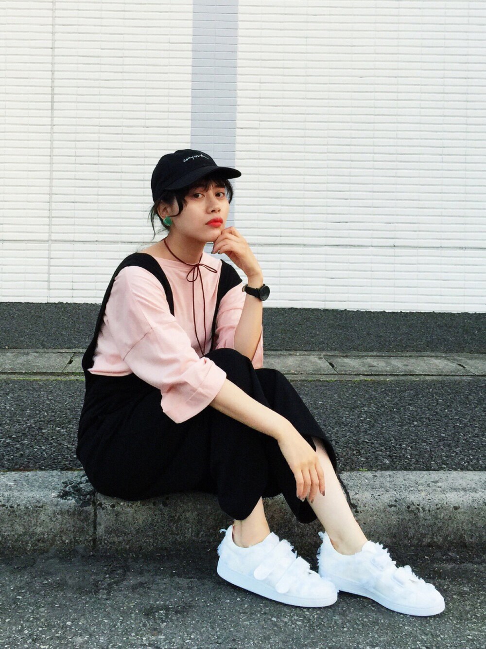「大人カジュアル、スニーカー、黒、パンツ、サロペット、GU、kormarch、TARO HORIUCHI、Patrick、Klasse14」｜「KORMARCHのタックプルオーバー  http://www.rakuten.ne.jp/gold/kormarch/（Tシャツ/カットソー、ピンク系）」を使った、T Λ Eさん（レディース・158cm）の春コーディネートの1枚目の写真