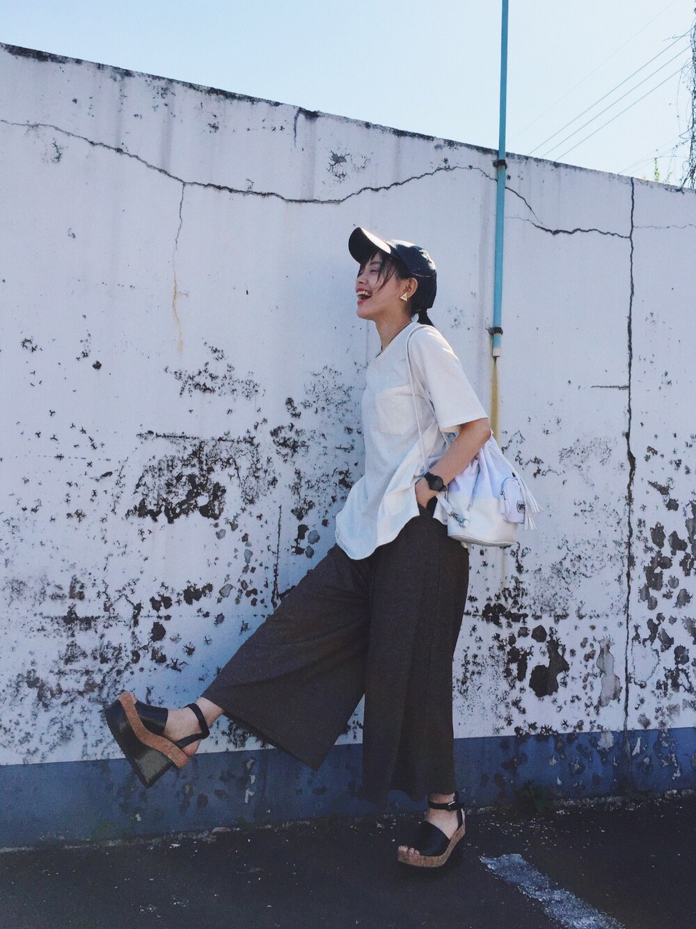 その他のTシャツ/カットソー、ブラウン系のパンツ、ブラック系のサンダルを着用したレディースの夏コーディネートの1枚目の写真
