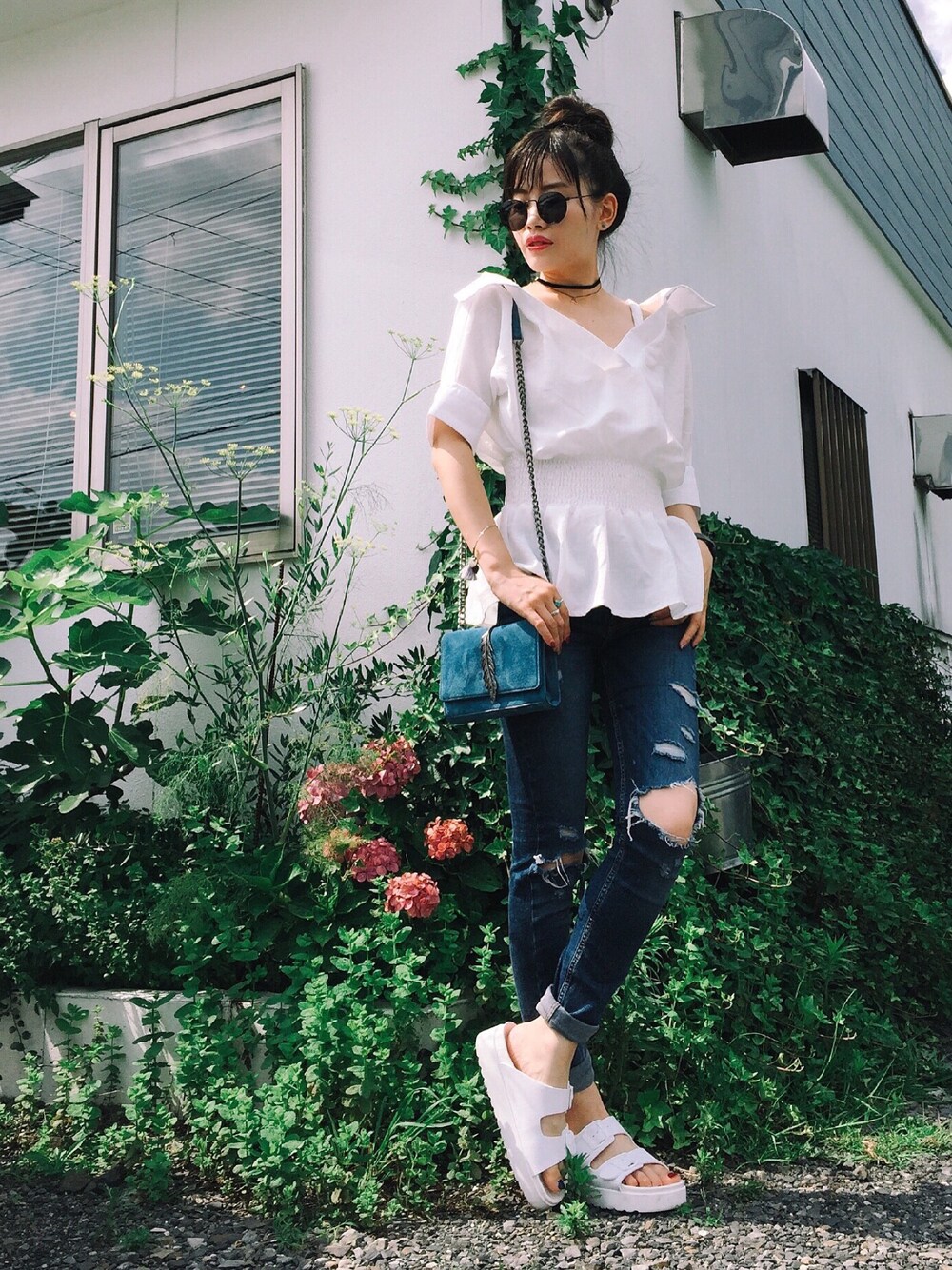 「夏コーデ、カジュアルコーデ、サンダル、白Tシャツ、デニム、古着、minsshop、ZARA、PLAKTON、7月WEAR夏のサンダル祭り」｜「minsshopのアイテム（トップス、ホワイト系）」を使った、T Λ Eさん（レディース・158cm）の夏コーディネートの1枚目の写真
