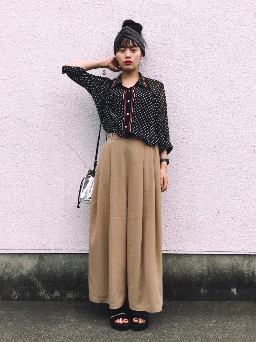 「夏コーデ、プチプラ、大人カジュアル、ターバン、スカーチョ、古着MIX、H&M、GU、amplis、Klasse14」｜「VINTAGEのアイテム（シャツ/ブラウス、ブラック系）」を使った、T Λ Eさん（レディース・158cm）の夏コーディネートの1枚目の写真