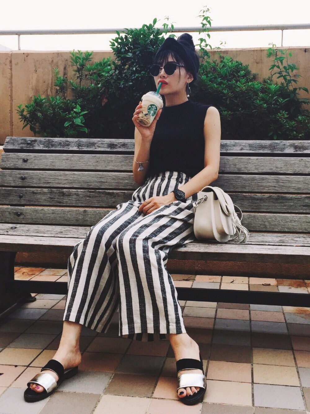 「大人カジュアル、ゆるコーデ、summer、夏コーデ、黒、ワイドパンツ、モノトーン、ストライプパンツ、STARBUCKS、ペタンコサンダル」｜「URBAN RESEARCH Sonny LabelのSonny Label リネンストライプイージーワイドパンツ（その他パンツ、ブルー系）」を使った、T Λ Eさん（レディース・158cm）の夏コーディネートの1枚目の写真
