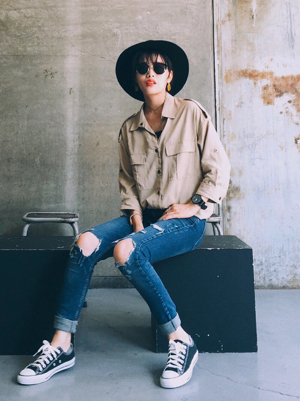 ベージュ系のシャツ/ブラウス、ブルー系のデニムパンツ、ブラック系のスニーカーを着用したレディースの夏コーディネートの1枚目の写真