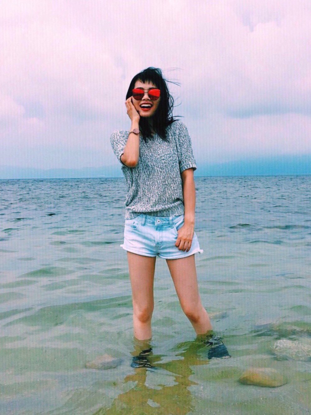 「シンプルコーデ、大人カジュアル、デニム、Tシャツ、暑い、シンプル、ショーパン、海、サングラス、夏」｜「古着屋さんのアイテム（トップス、ブルー系）」を使った、T Λ Eさん（レディース・158cm）の夏コーディネートの1枚目の写真