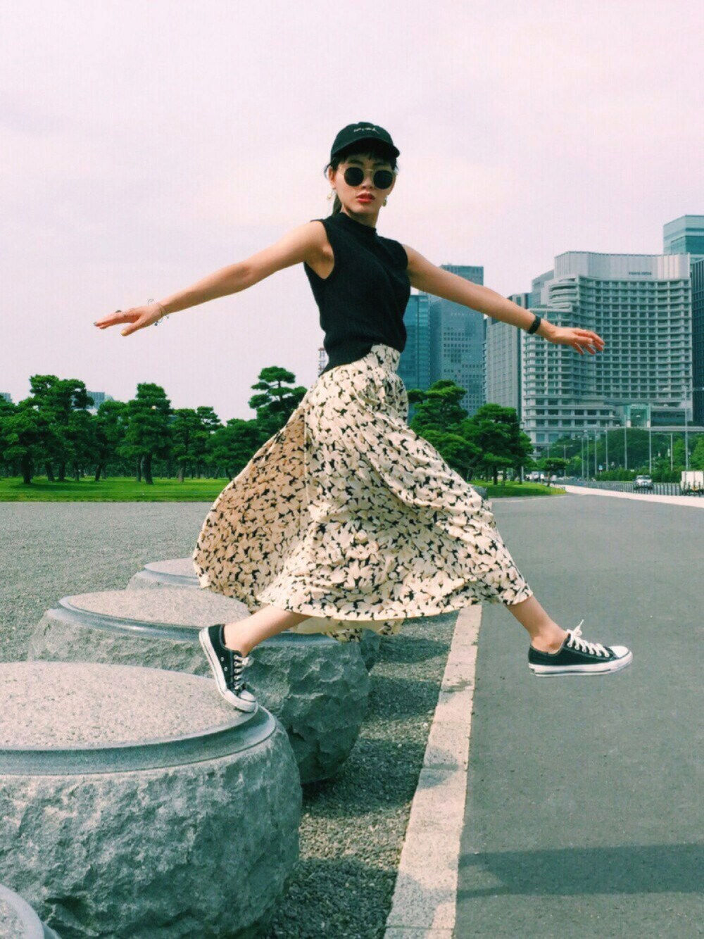 「夏コーデ、黒、ロングスカート、キャップ、ジャンプ、PUPA、KaneZ、converse、古着屋、サングラス」｜「KaneZのLHP/エルエイチピー/KaneZ/ケインズ/Larry Clark POLO CAP （キャップ、ブラック系）」を使った、T Λ Eさん（レディース・158cm）の夏コーディネートの1枚目の写真